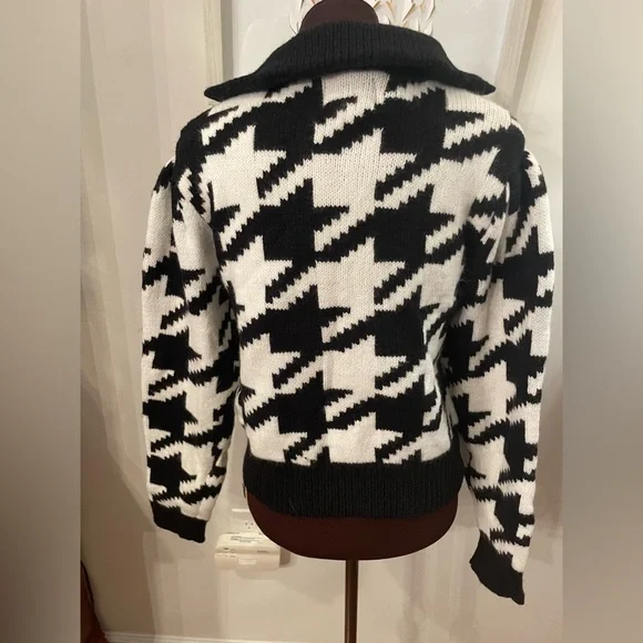 NWT Stylish Houndstooth Zip Turtleneck Sweater - Black & White Size Medium - Picture 2 of 5